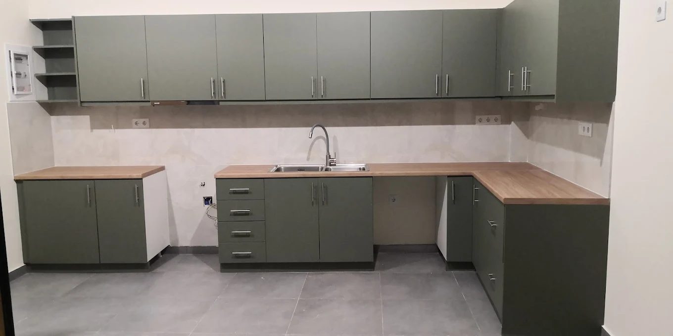 Μοντέρνα κουζίνα σε χρώμα λαδί ματ με ξύλινο πάγκο
